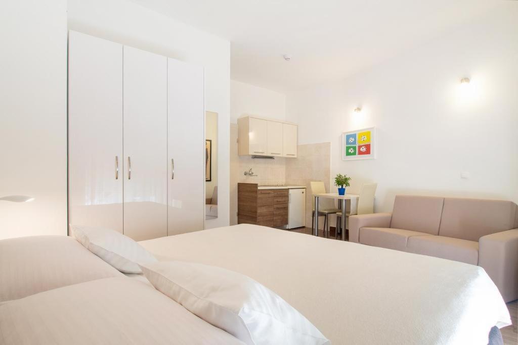Bed & Breakfast Pino Podstrana Exterior foto